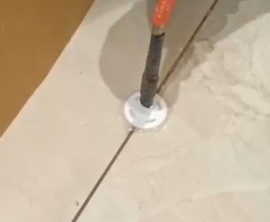 武平瓷砖空鼓维修公司专业解答瓷砖在铺贴过程中，如果没有涂抹均匀到位的粘结材料（如水泥砂浆或瓷砖胶），可能会导致以下问题